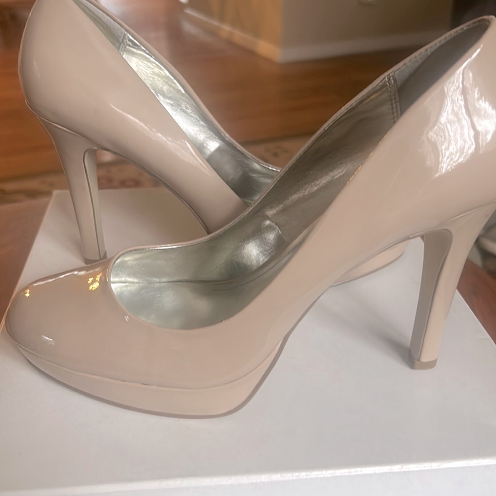 Nude platform pumps